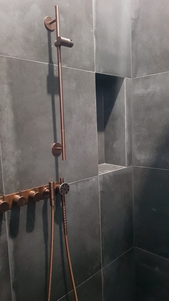 20191024_153352-576x1024 Dusche mit dunklen Platten und Wandnische