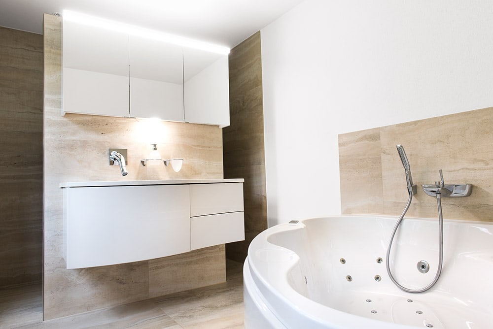 eldler hellbrauner Keramik im Bad Badezimmer mit edler hellbrauner und beiger Keramik