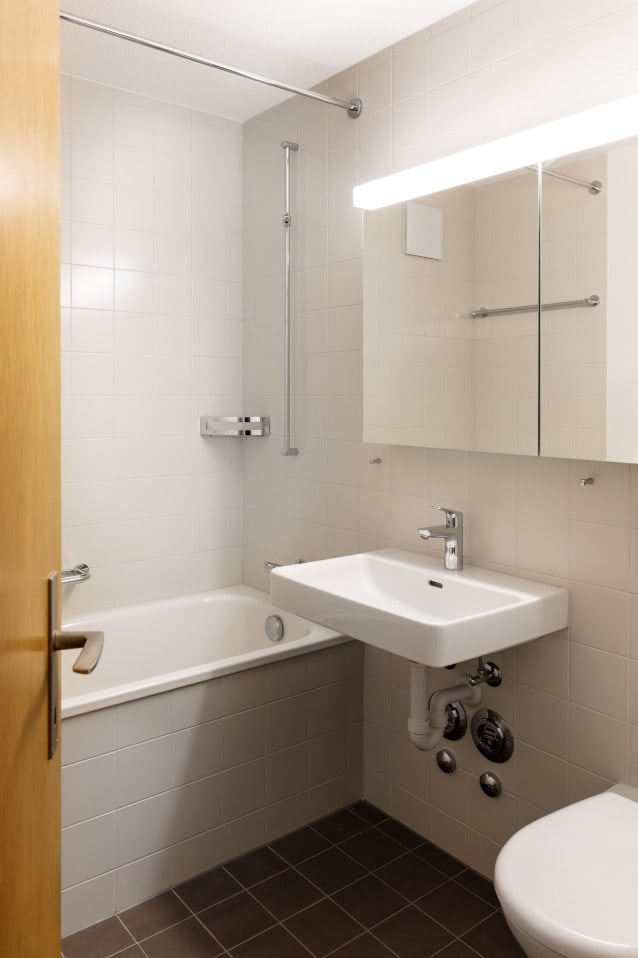 Helles kleines Badezimmer mit Plattenbelägen