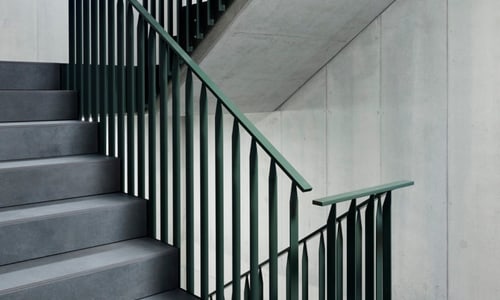 Treppenhaus mit grauen Platten
