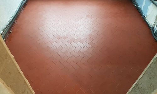 Rote Fliessen Altbau