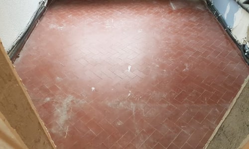 Rote Fliessen Altbau