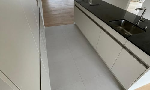 Küche mit hellen Bodenplatten