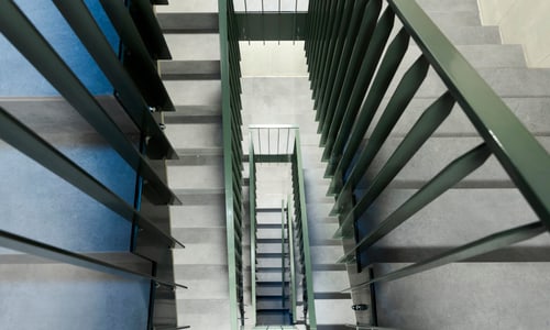 Treppenhaus mit grauen Platten