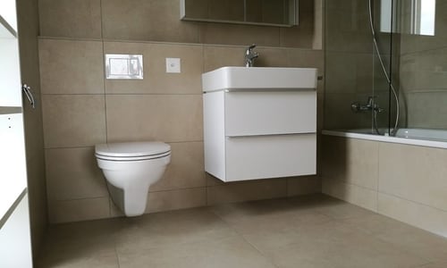 Kleines Badezimmer mit beigen Platten