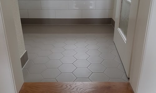Badezimmer mit Hexagon Fliessen