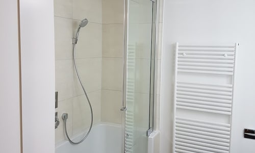 Begehbare Badewanne mit Dusche