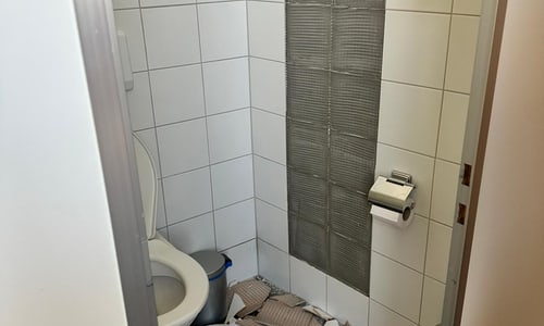Fliessen Reparatur in einem Badezimmer