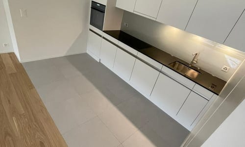 Küche mit hellen Bodenplatten