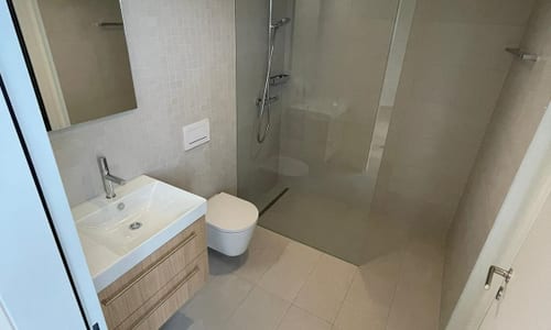 Helles Badezimmer mit grauen Platten
