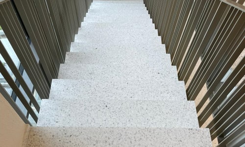 Treppenhaus helle Bodenplatten