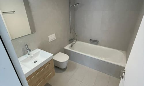Helles Badezimmer mit grauen Platten