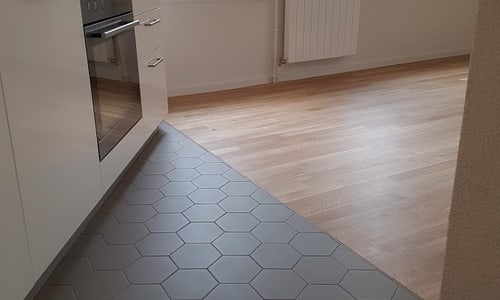 Küche mit dunklen Hexagon Fliessen