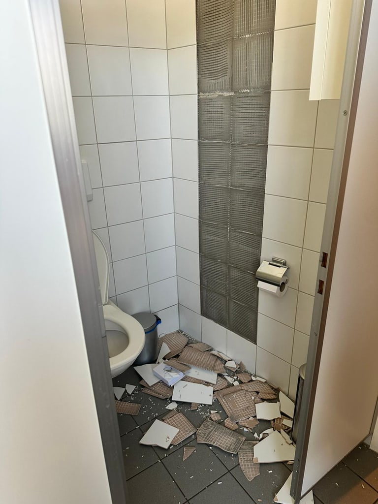 Fliessen Reparatur in einem Badezimmer